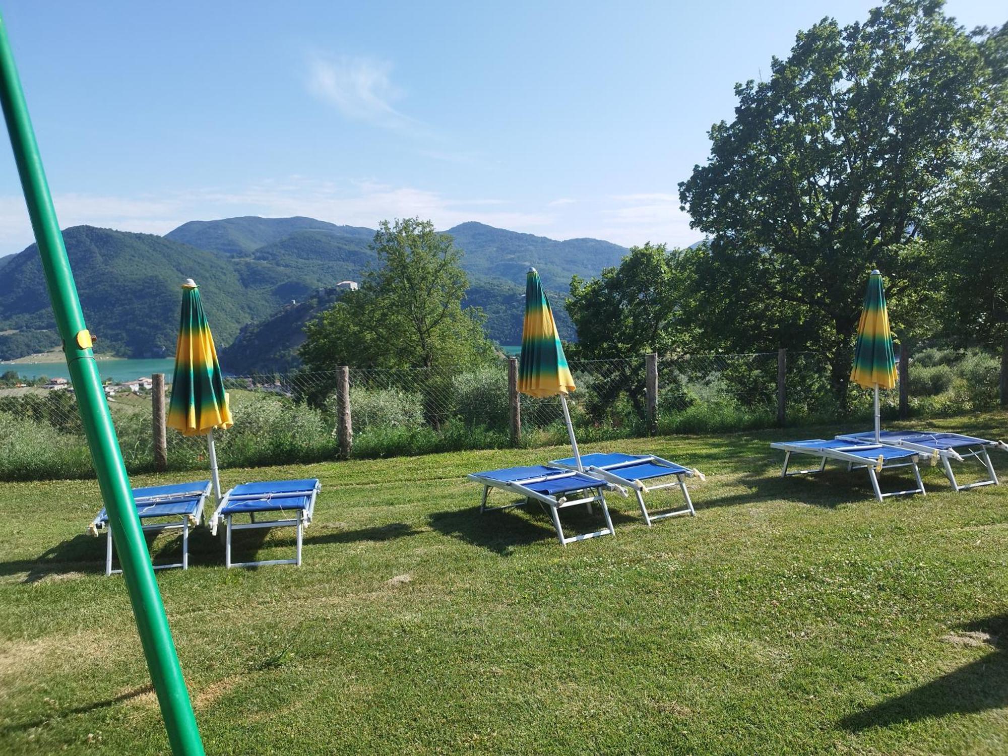 Agriturismo Le Cascine Кастель-ди-Тора Экстерьер фото