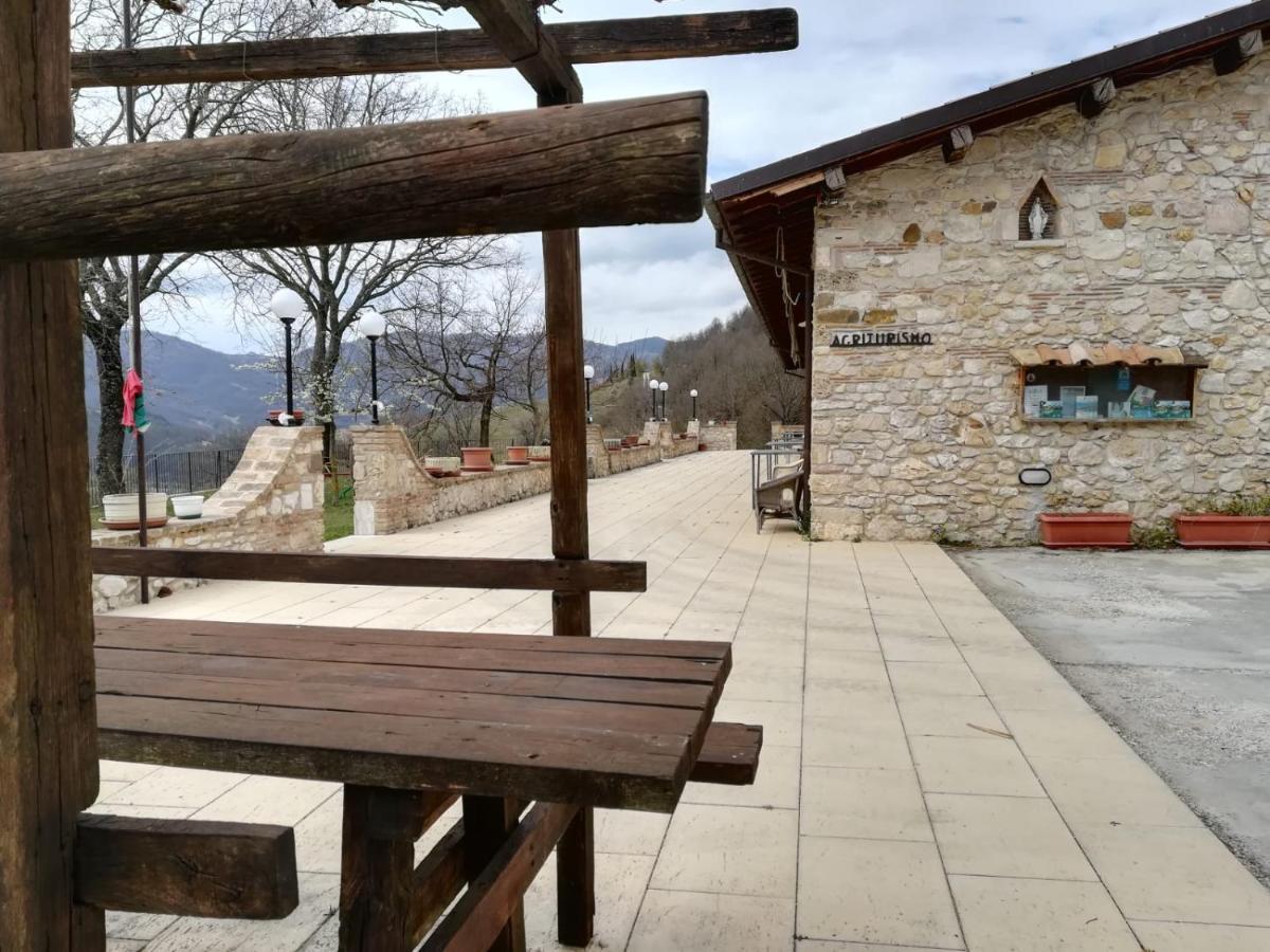 Agriturismo Le Cascine Кастель-ди-Тора Экстерьер фото